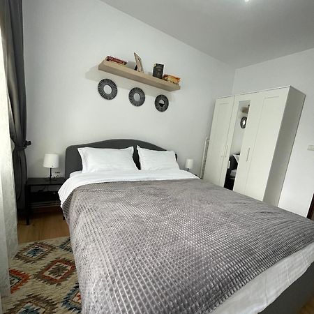 Apartament Cina Husi Buitenkant foto