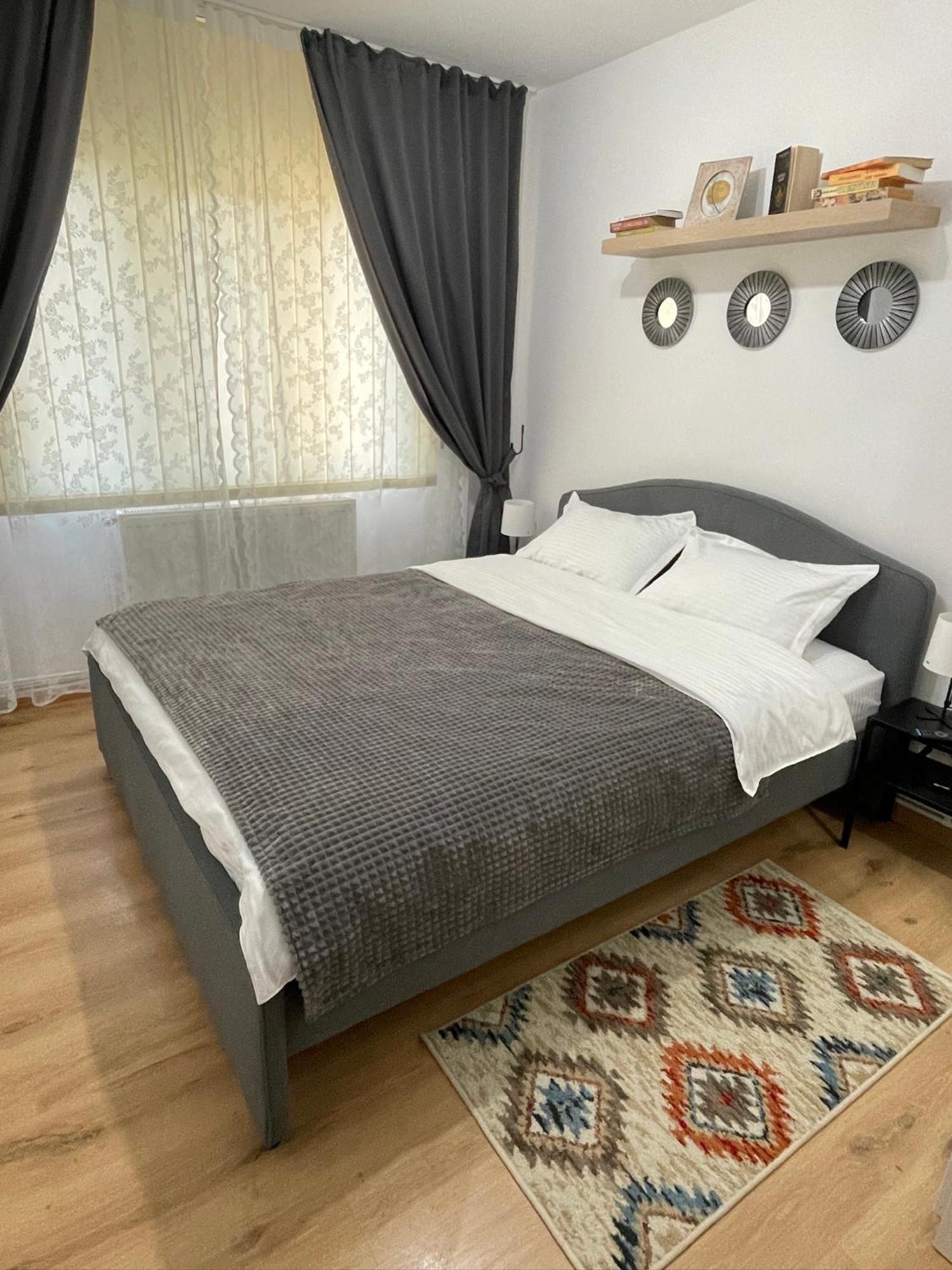 Apartament Cina Husi Buitenkant foto